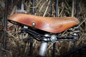 saddle, bicycle saddle, leather saddle, suspension, handwork, leather, feather, manufactory, detail, nostalgia, comfortable, tanned, shot down, used, retracted